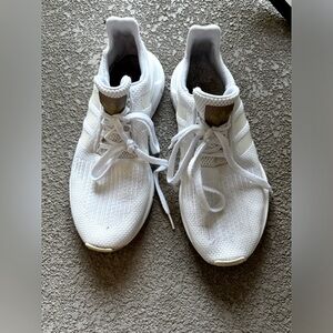 Adidas’s woman’s shoe good/fair cond sz 8.5? No tag, has flaws